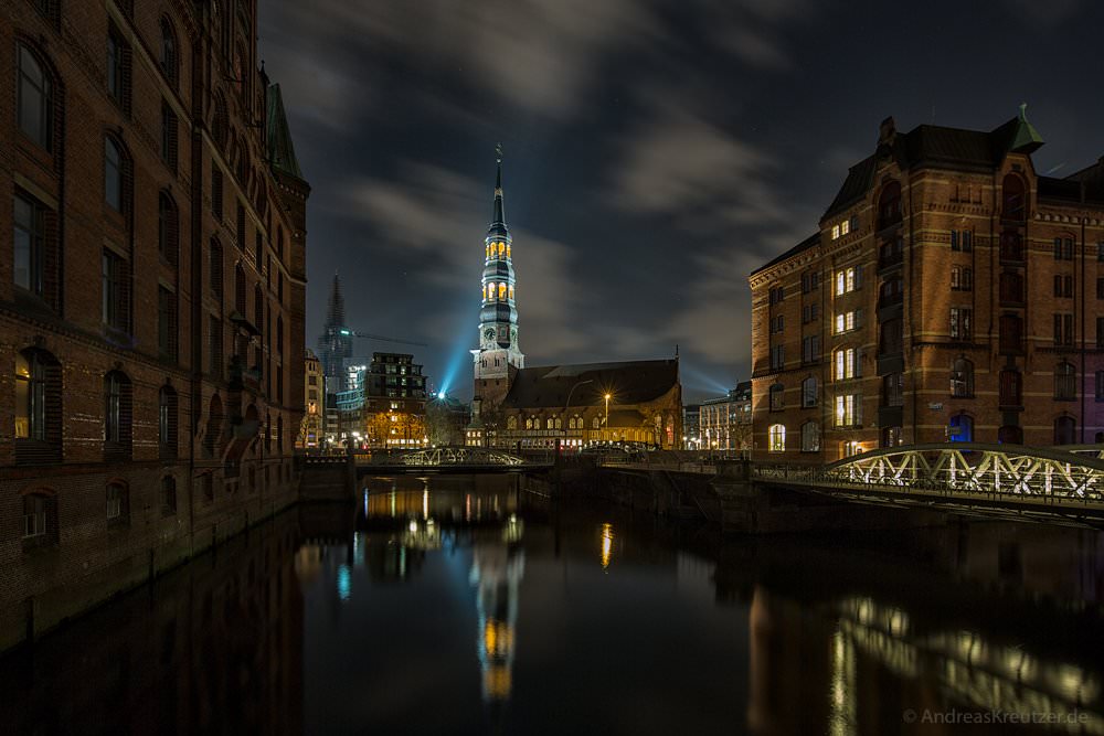 Kleiner Fleet in der Hamburger Speicherstadt mit Blick auf St. Katharinen