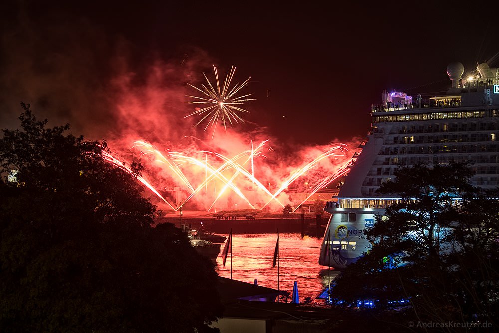 Feuerwerk am hamburger Hafen für die Norwegian Escape