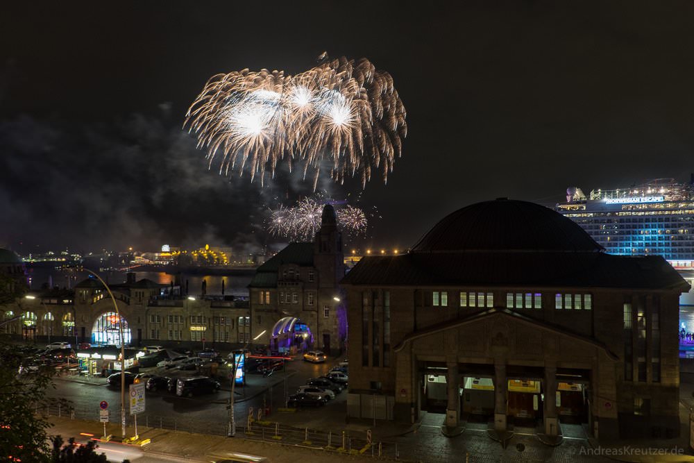 Feuerwerk am hamburger Hafen für die Norwegian Escape