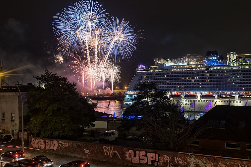 Feuerwerk am hamburger Hafen für die Norwegian Escape