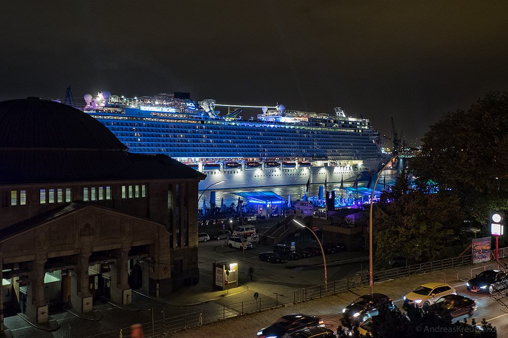 Norwegian Escape vor den Hamburger Landunsgbrücken