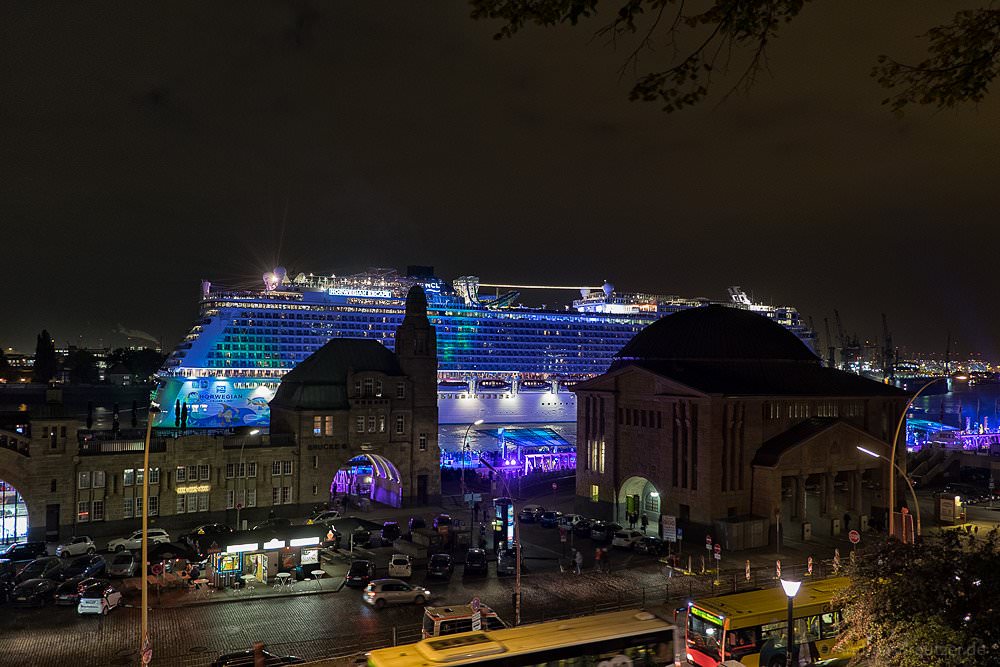 Norwegian Escape vor den Hamburger Landunsgbrücken