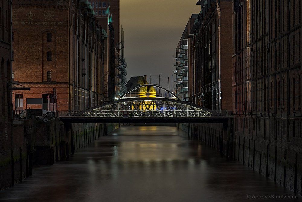 Kehrwiederfleet in der Hamburger Speicherstadt mit Blick auf die alte Polizeiwache