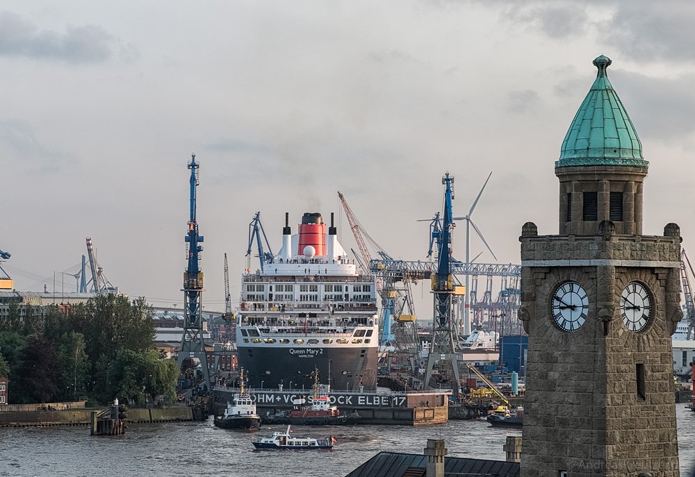 Queen Mary 2 beim Eindocken VII