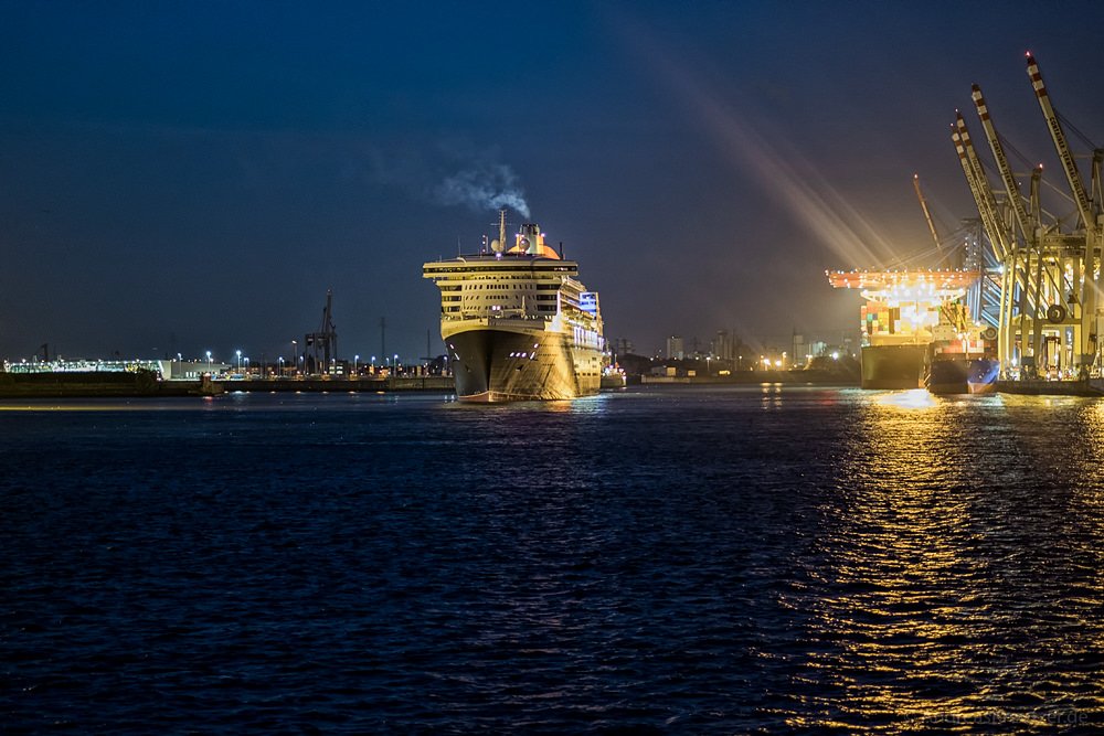 Queen Mary 2 am Morgen beim Tollerort Terminal