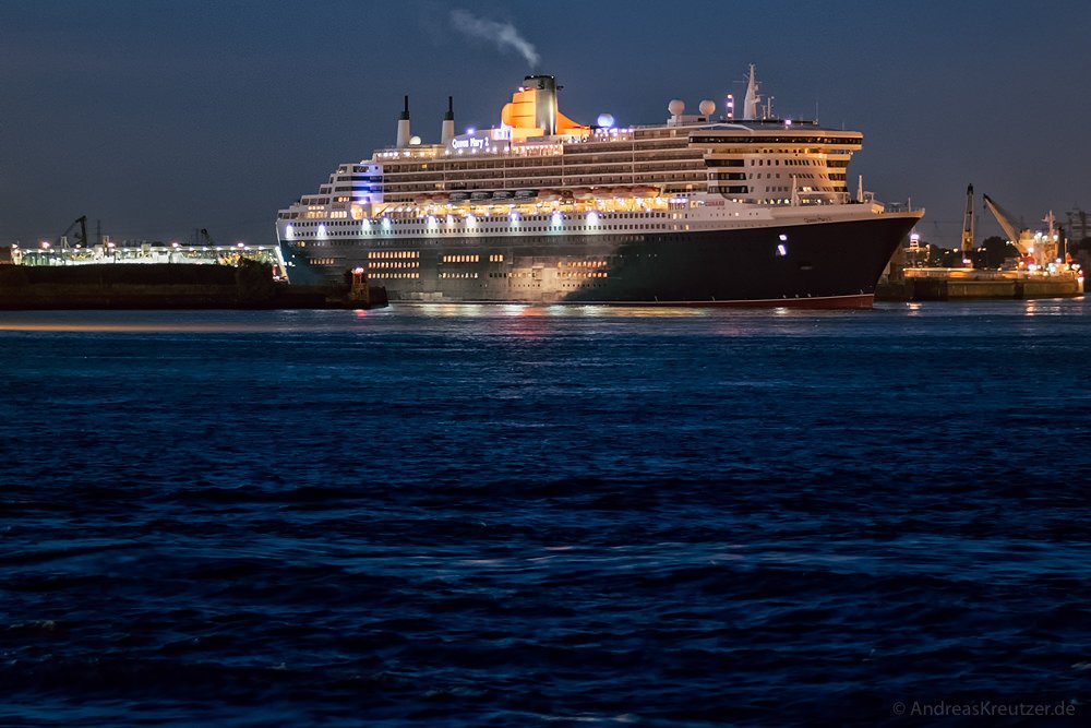 Queen Mary 2 am Morgen beim Steinwerder Hafen