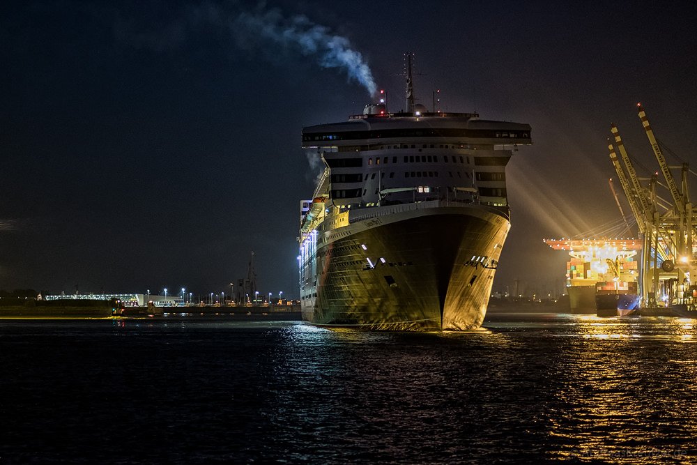 Queen Mary 2 am Morgen beim Tollerort Terminal