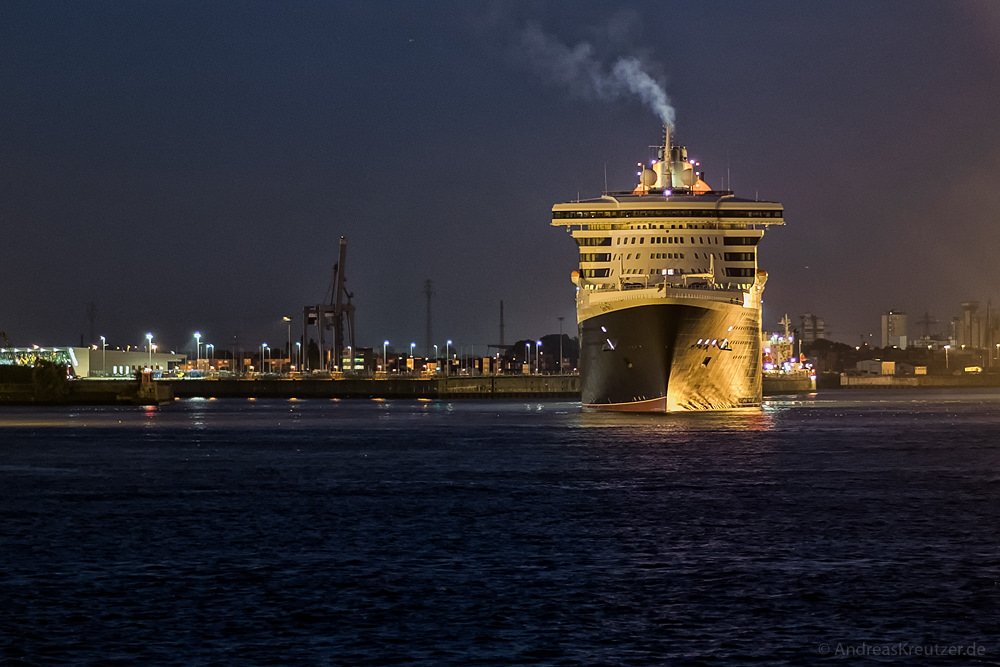 Queen Mary 2 am Morgen beim Steinwerder Hafen