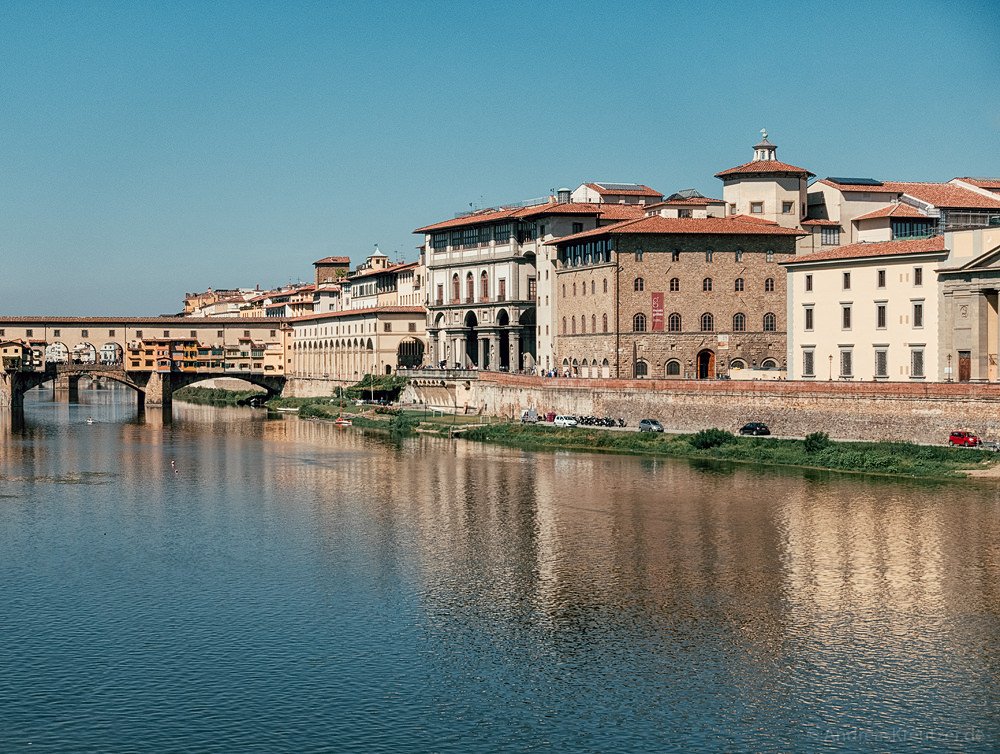 Blick von Ponte alle Grazie auf die Ponte Vecchio in Florenz