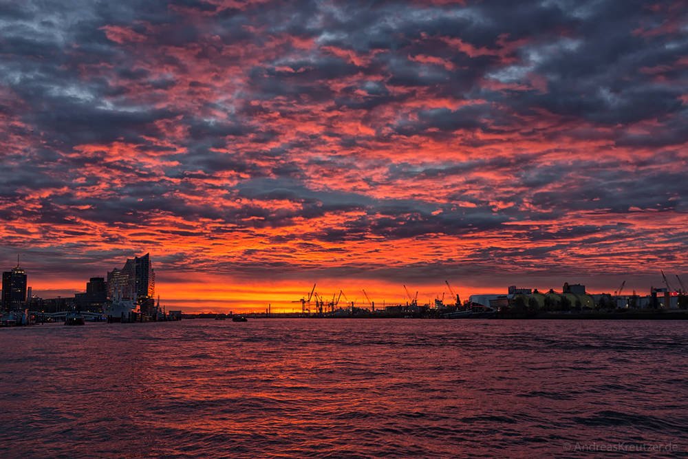 Sonnenaufgang am Hamburger Hafen