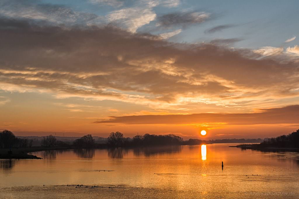 Sonnenaufgang an der Elbe