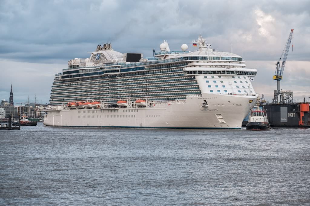 Regal Princess auf dem Weg ins Dock