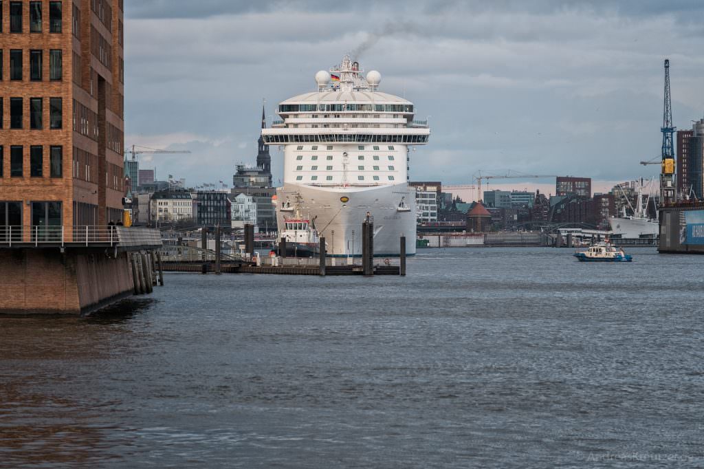 Regal Princess auf dem Weg ins Dock