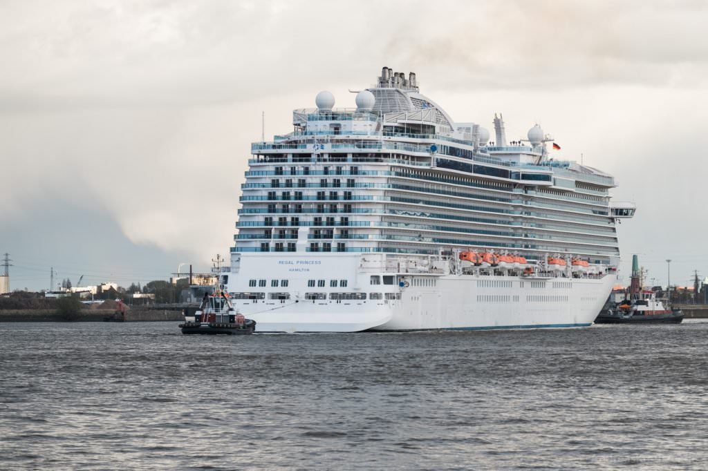 Regal Princess auf dem Weg ins Dock