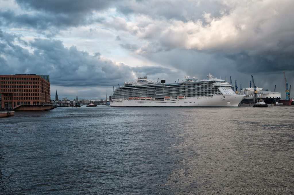 Regal Princess auf dem Weg ins Dock