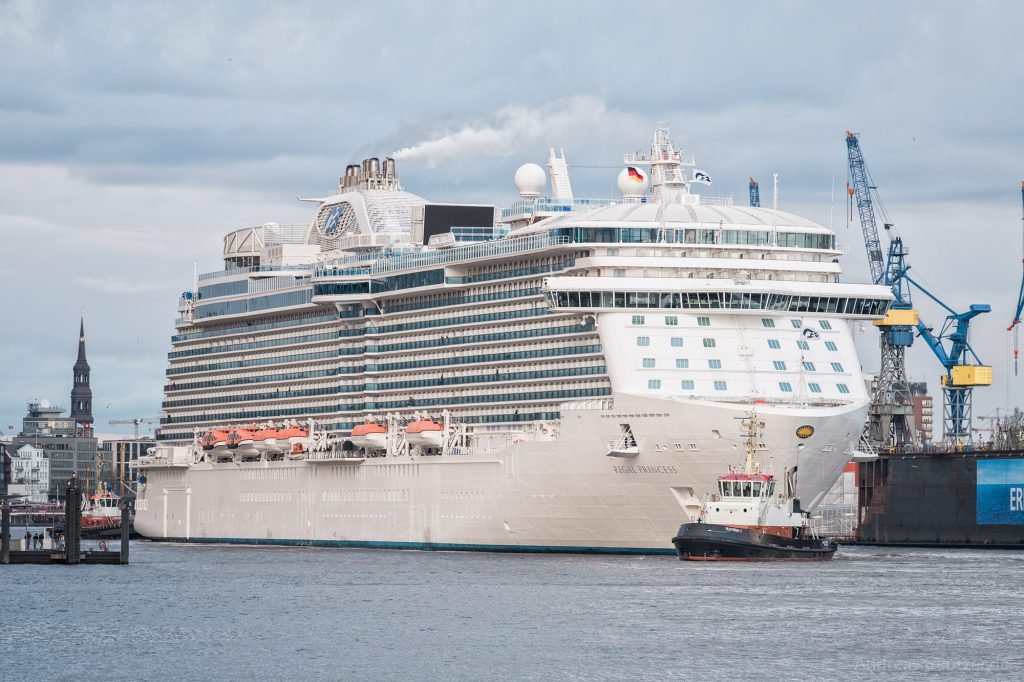 Regal Princess auf dem Weg ins Dock