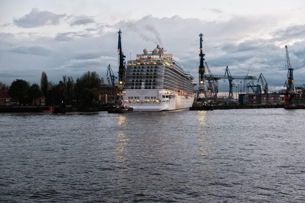 Regal Princess beim Eindocken bei Blohm & Voss