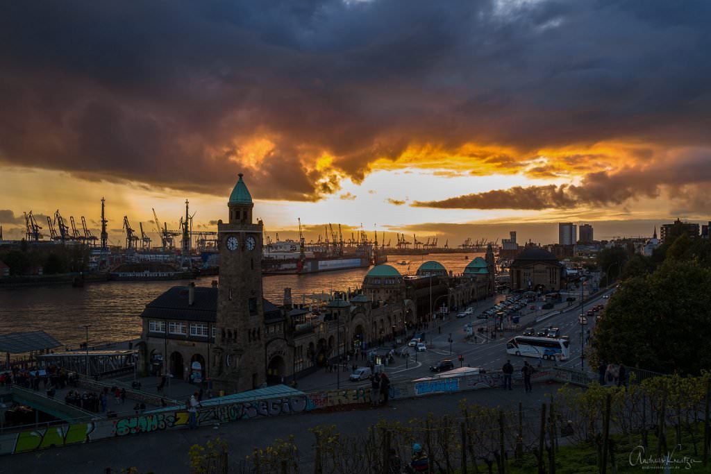 Sonnenuntergang an den Landungsbrücken