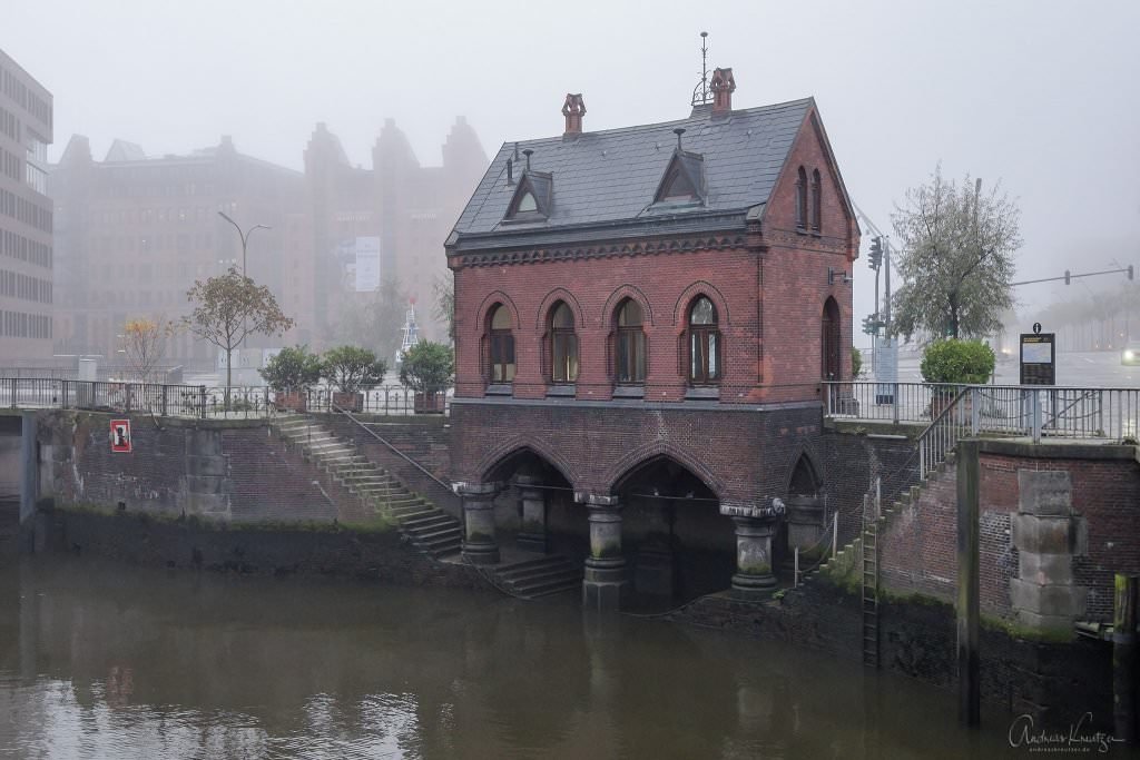 Hamburger Speicherstadt im Nebel