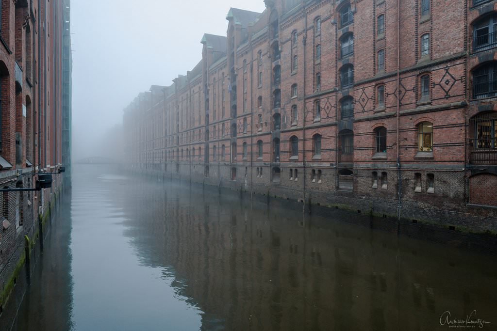 Hamburger Speicherstadt im Nebel