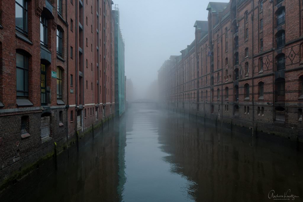 Hamburger Speicherstadt im Nebel