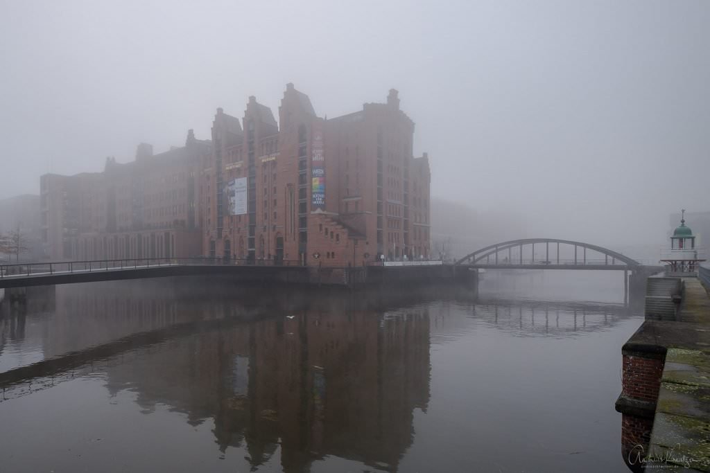 Hamburger Speicherstadt im Nebel