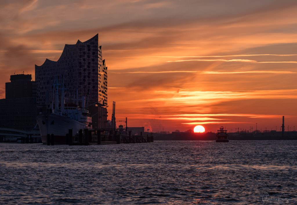 Sonnenaufgang am Hamburger Hafen