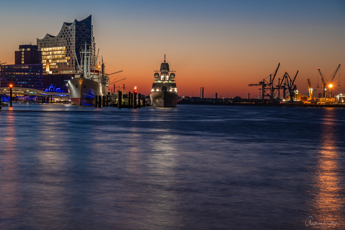 Sonnenaufgang am Hafen