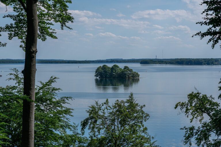 Blick vom Schloss Wiligrad auf den Schweriner See
