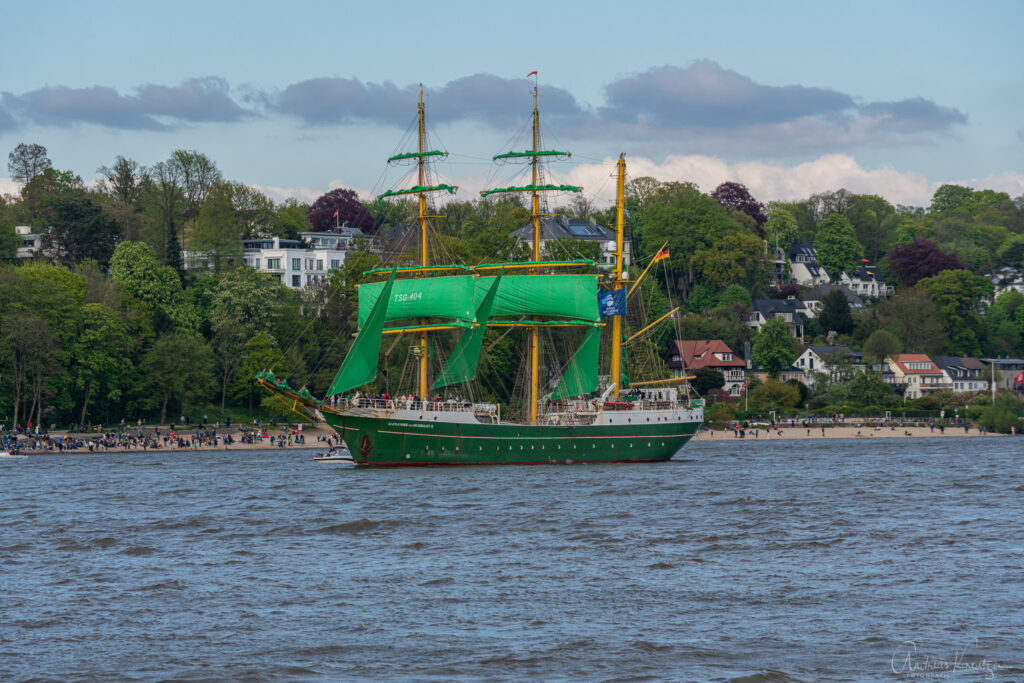 Auslaufparade vom 834. Hafengeburstag