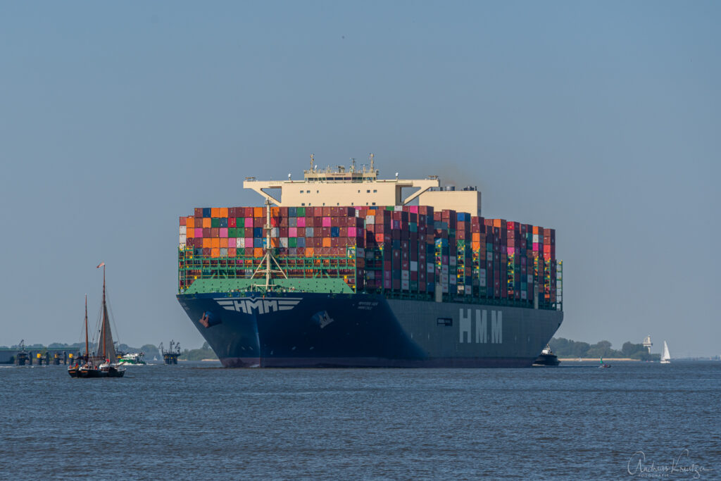 Containerschiff HMM Oslo in Hamburg