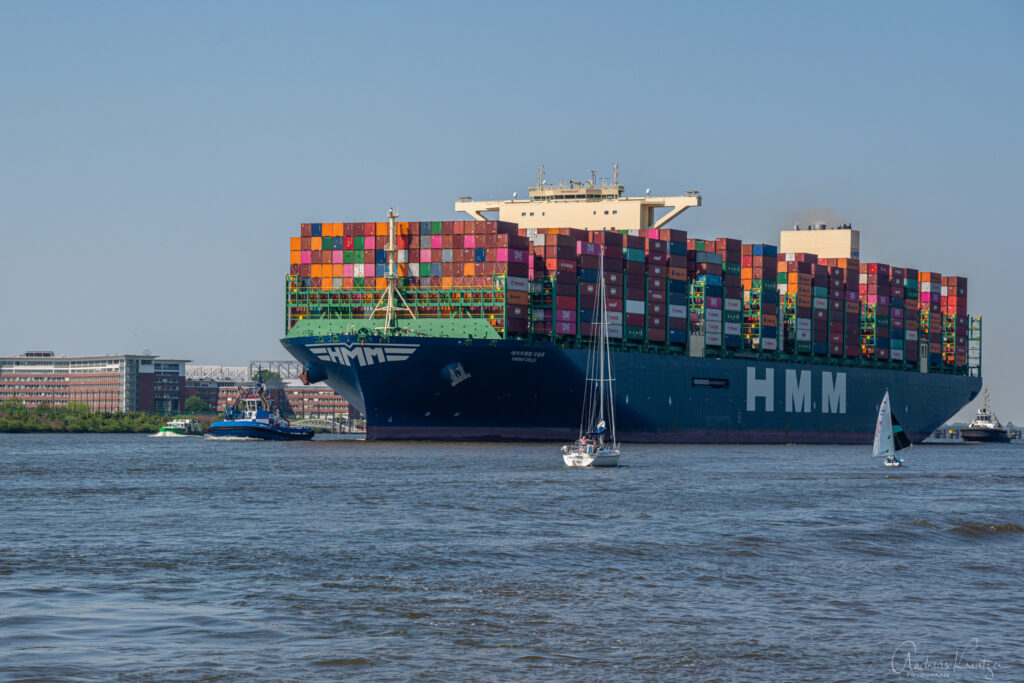 Containerschiff HMM Oslo in Hamburg