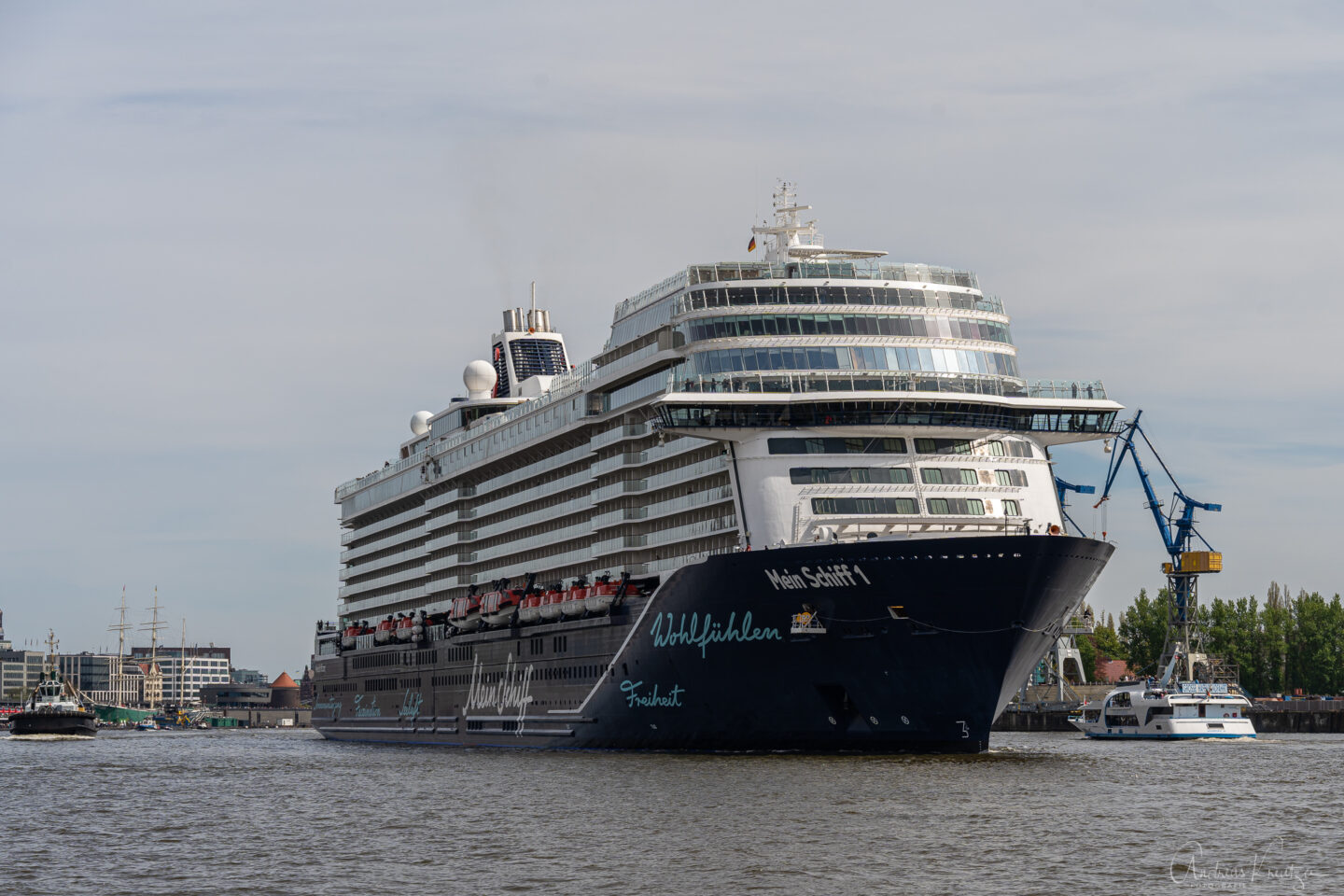 Mein Schiff 1 beim Ausdocken in Hamburg am 01. Mai 2023