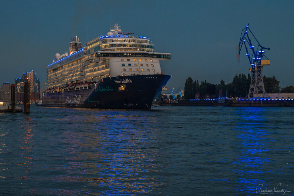 Mein Schiff 6 bei der Cruise Days Parade 2023