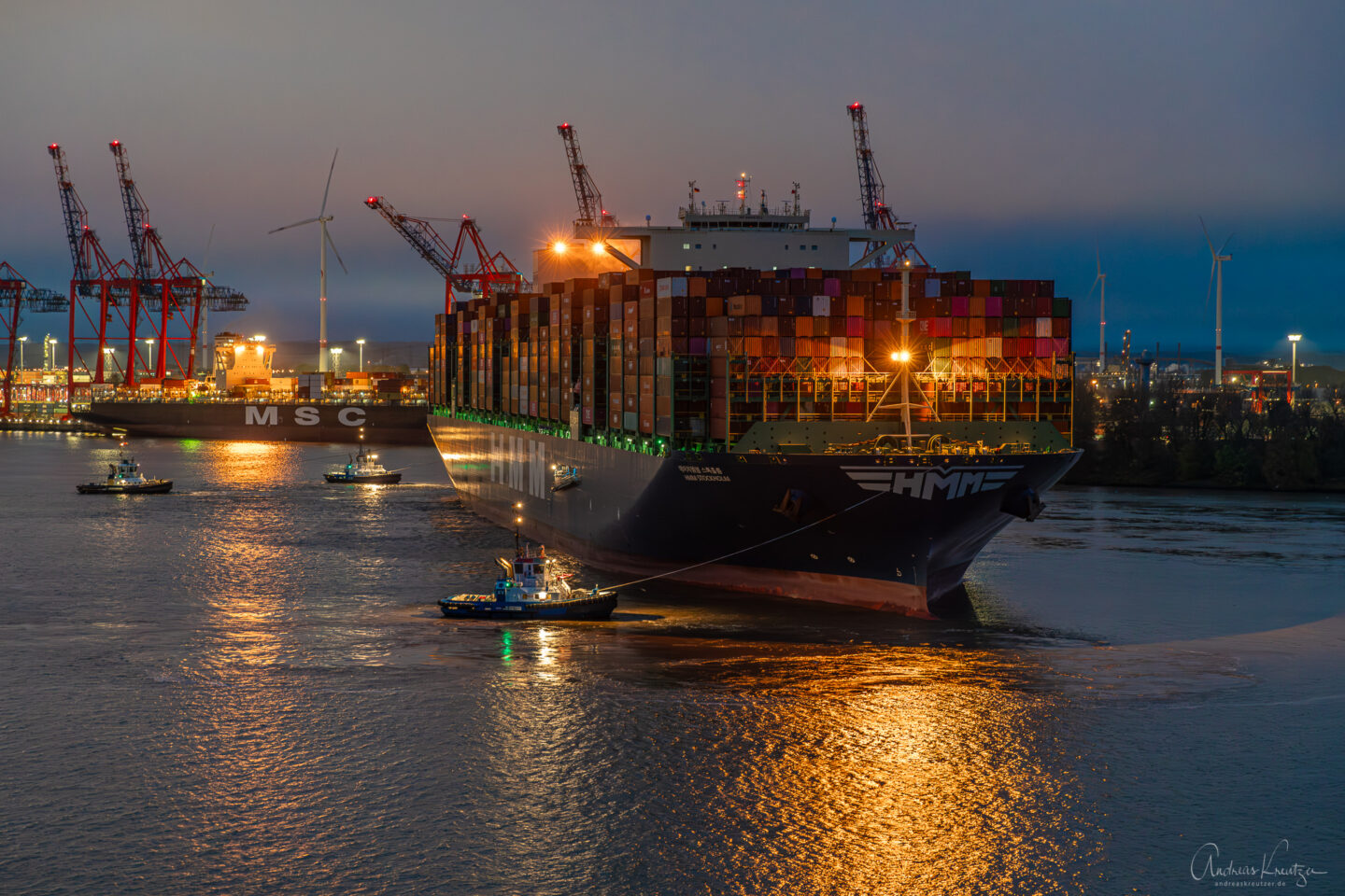 Containerschiff HMM Stockholm morgens in Hamburg