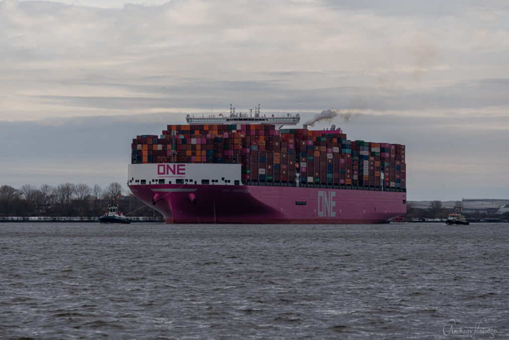 Containerschiff ONE INNOVATION in Hamburg