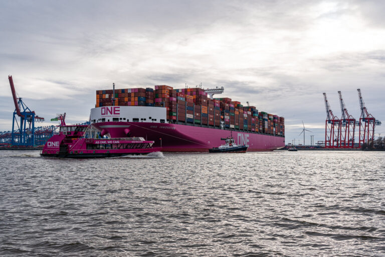 Containerschiff ONE INNOVATION in Hamburg