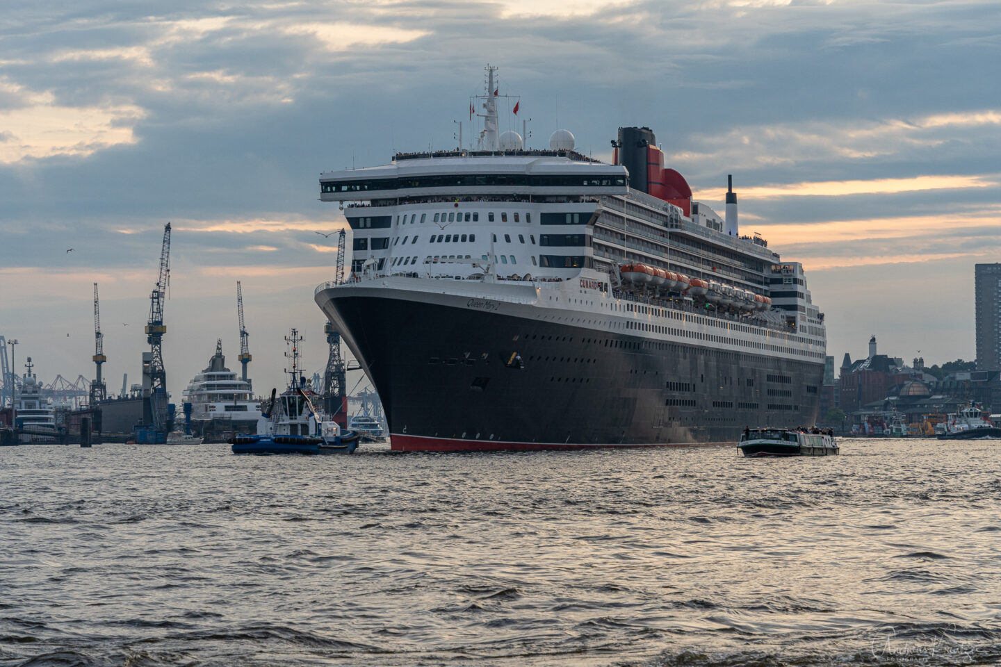 Jubiläumsfahrt Queen Mary 2 in Hamburg