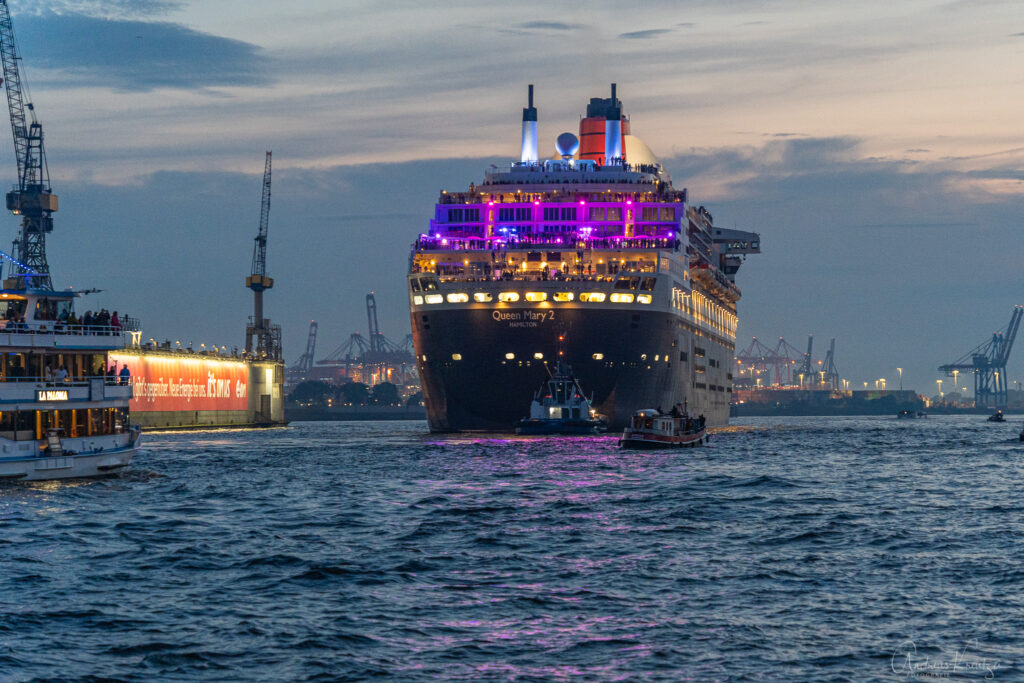 Jubiläumsfahrt Queen Mary 2 in Hamburg