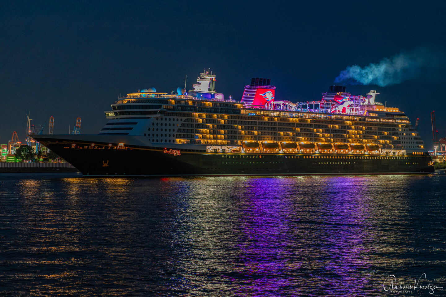 Kreuzfahrtschiff Disney Dream in Hamburg