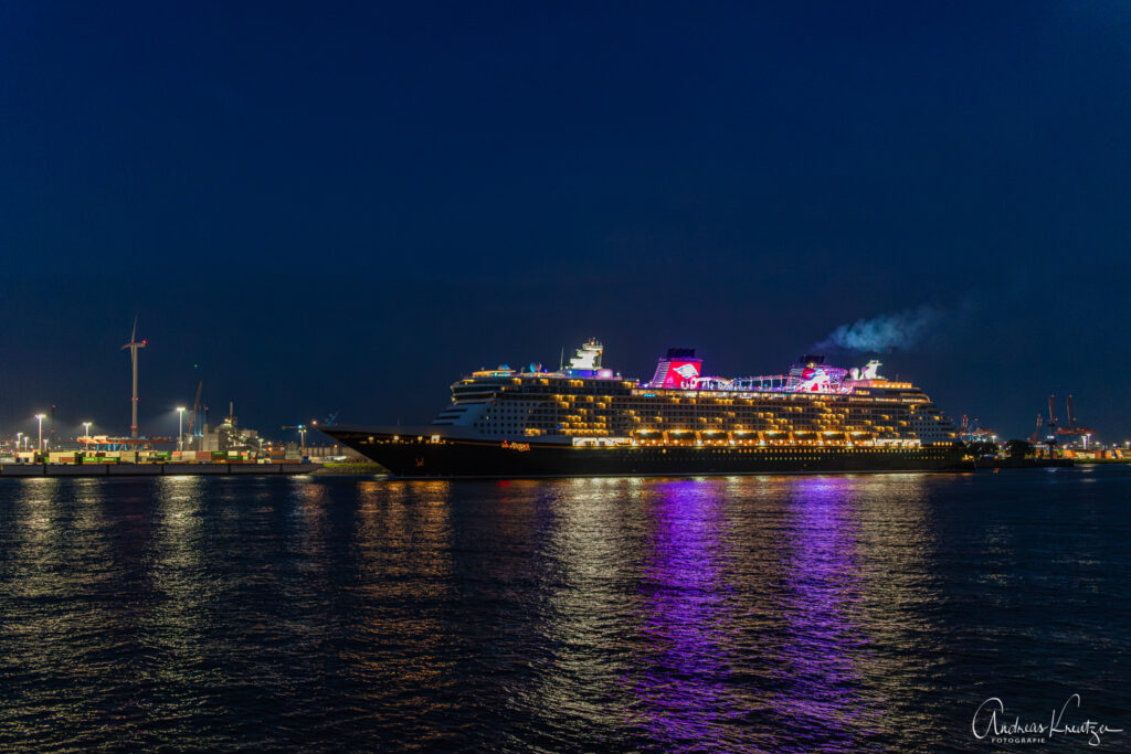 Kreuzfahrtschiff Disney Dream in Hamburg