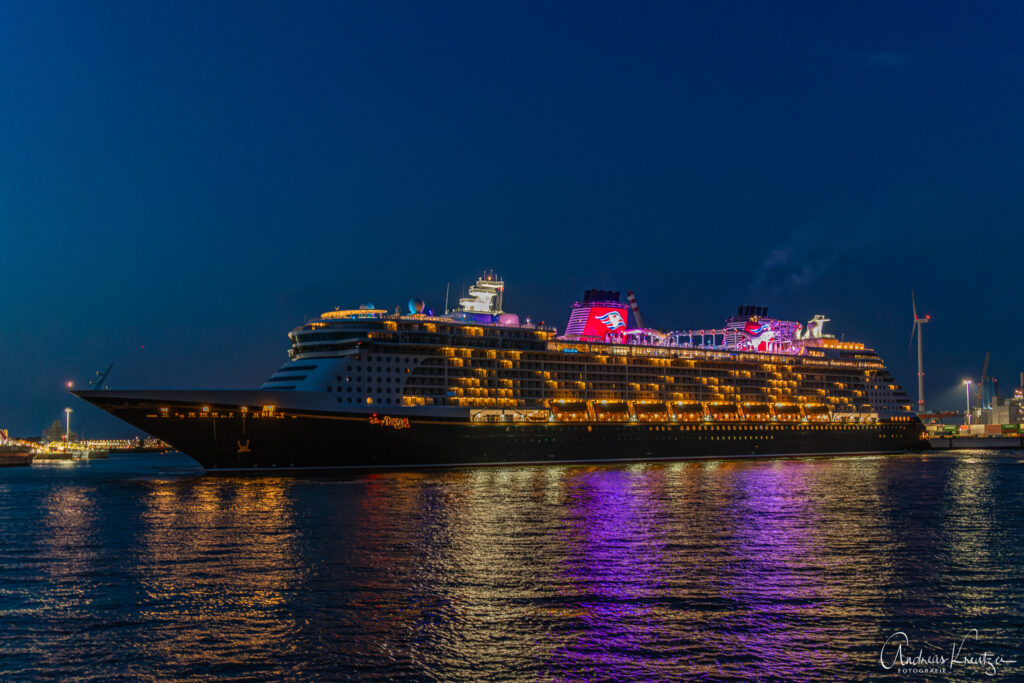 Kreuzfahrtschiff Disney Dream in Hamburg