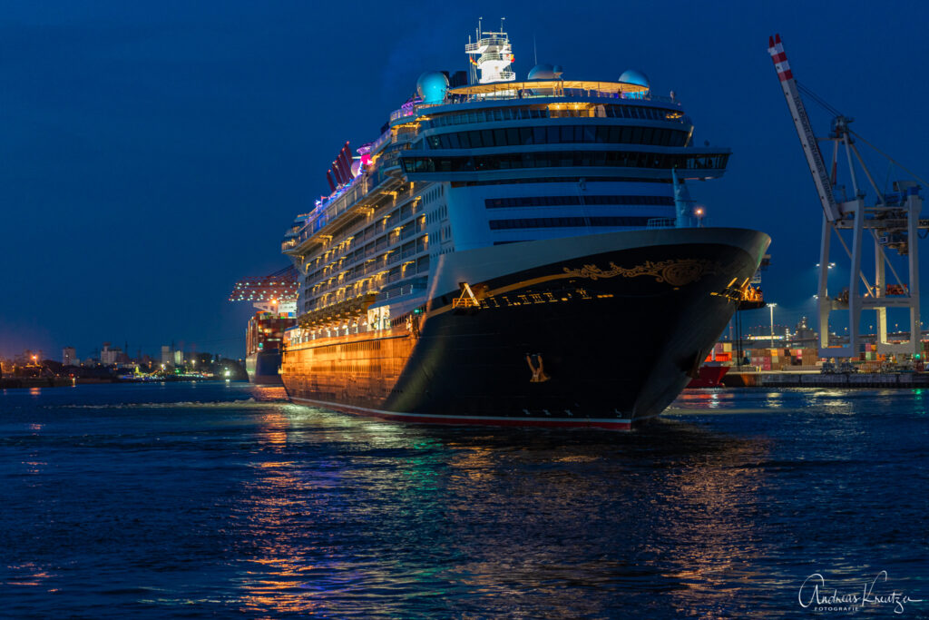 Kreuzfahrtschiff Disney Dream in Hamburg