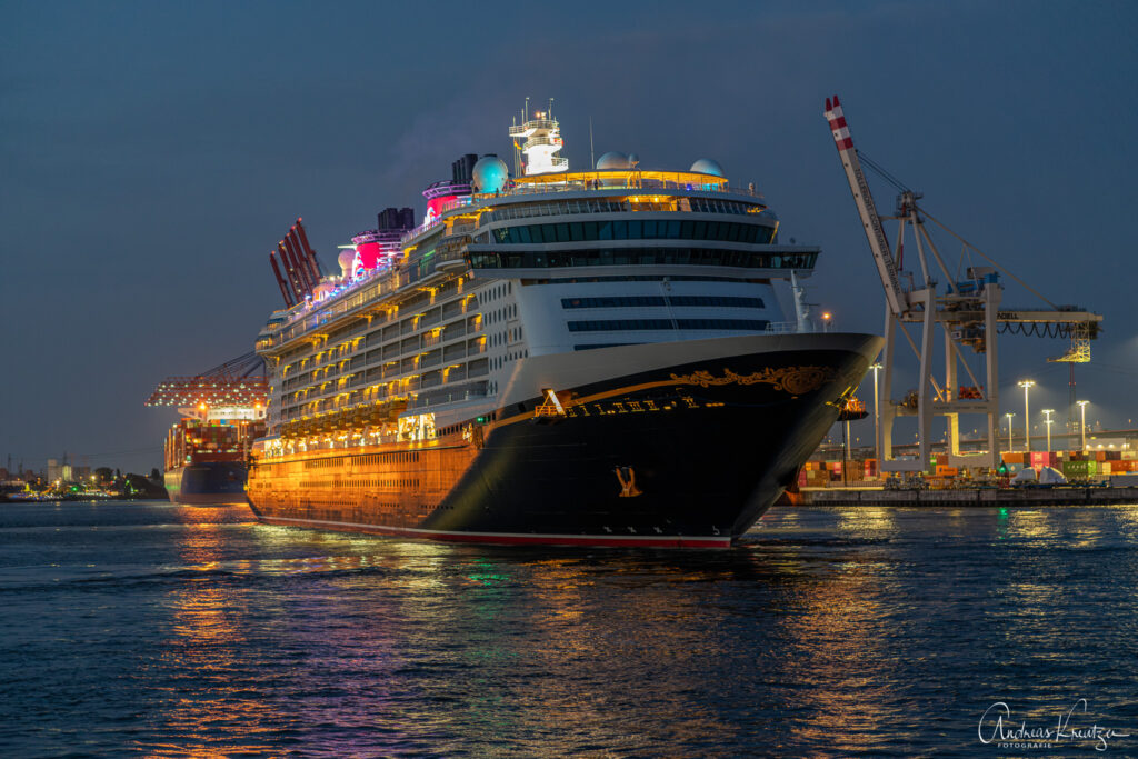 Kreuzfahrtschiff Disney Dream in Hamburg