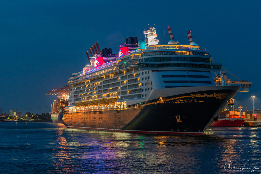 Kreuzfahrtschiff Disney Dream in Hamburg